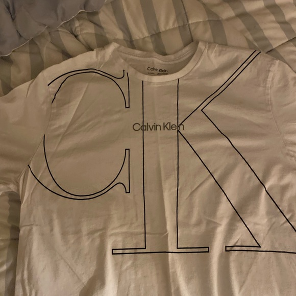 Calvin Klein tshirt - Picture 3 of 3